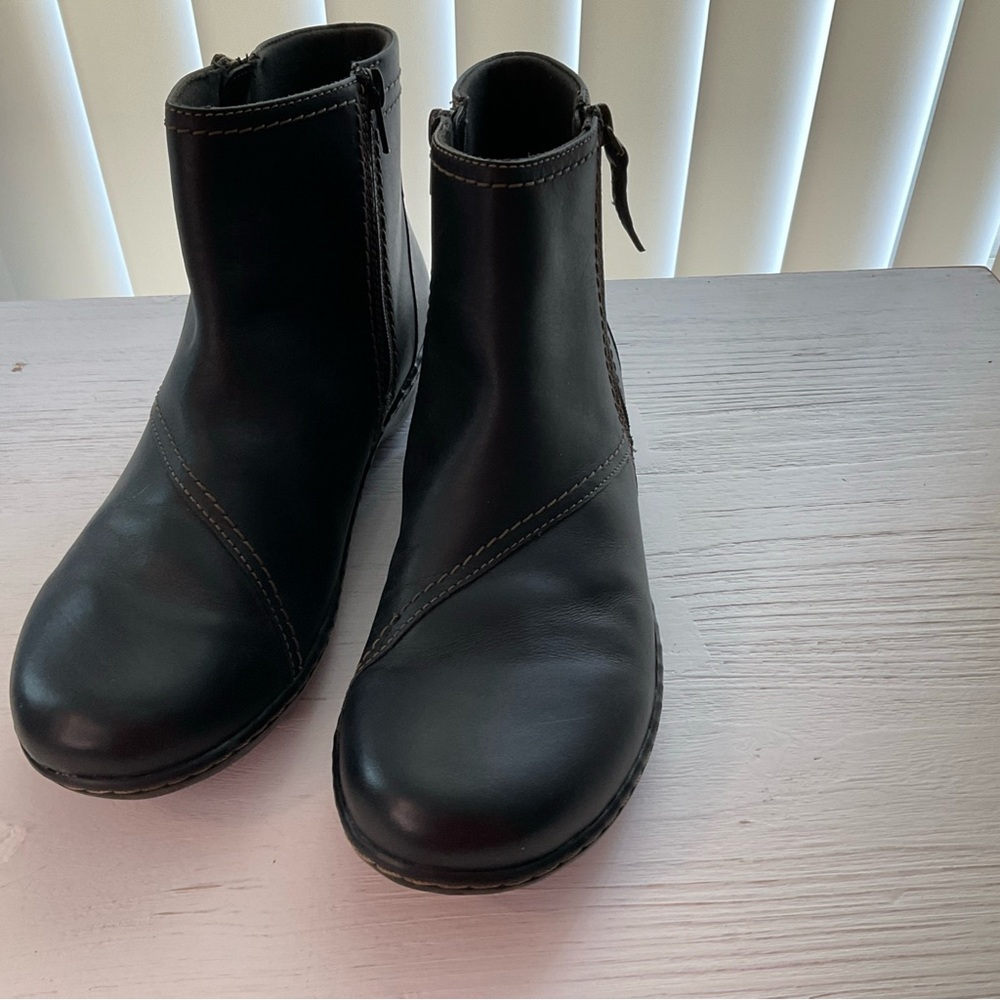 Clarks Brown Leather Side Zippers Ankle Boots Women's 9 W Flat